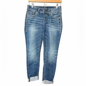 Silver jeans distressed wash Jeans low rise cut/cropped bottom hem. Sz-27/28